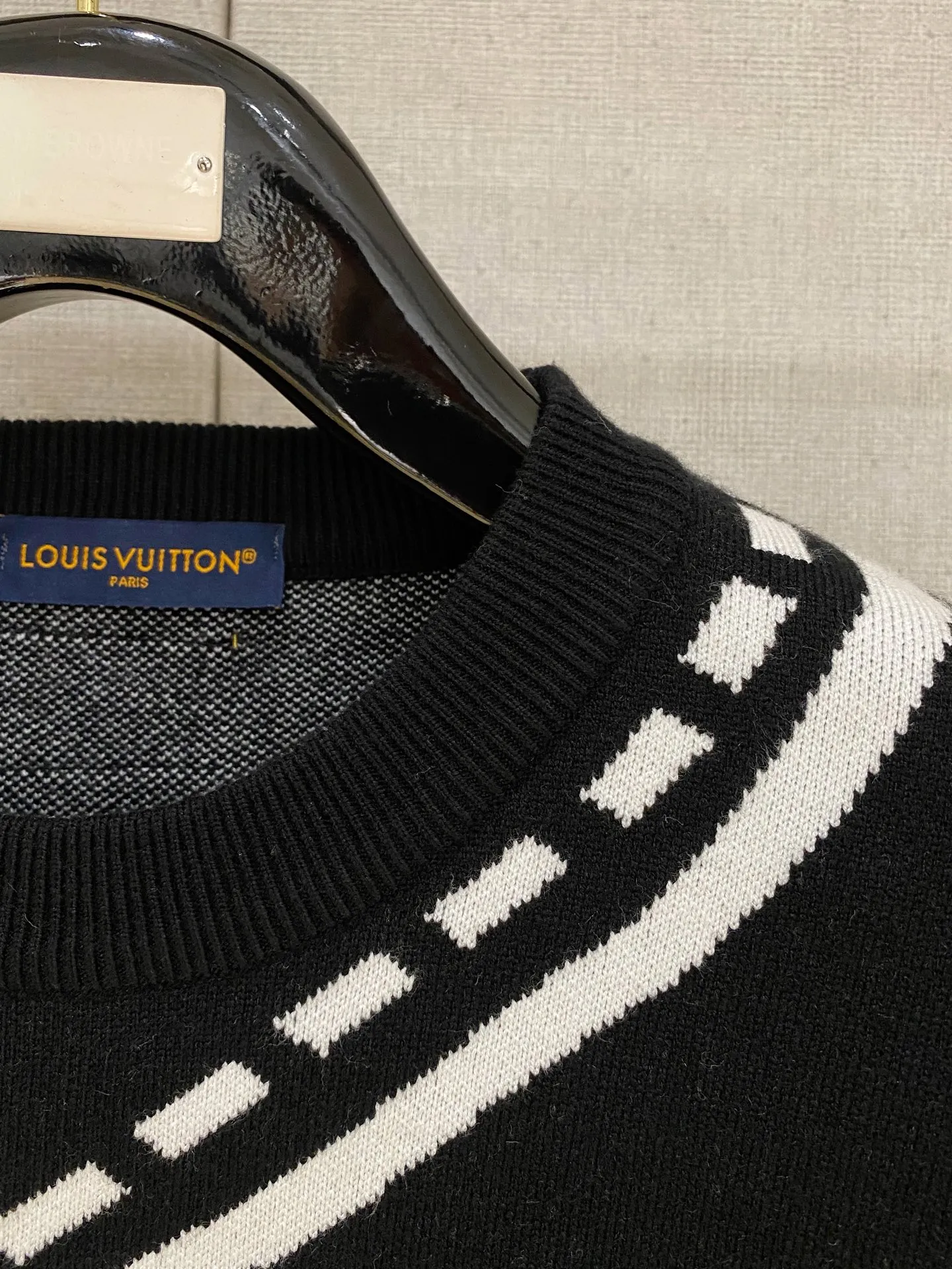 🅿️440 LV 2025ss autumn and winter new fashion casual V-neck sweater, high-end wool blend, comfortable and warm! Anti-pilling👍🏼Does not irritate the skin, can be worn close to the body, designed with luxurious classic elements! There is no overly complicated craftsmanship. It is about the integration of design and materials. Simple European style. A must-have for autumn and winter. Counter size: M-3XL